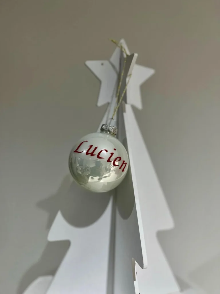 Boule de Noël en verre personnalisée avec prénom