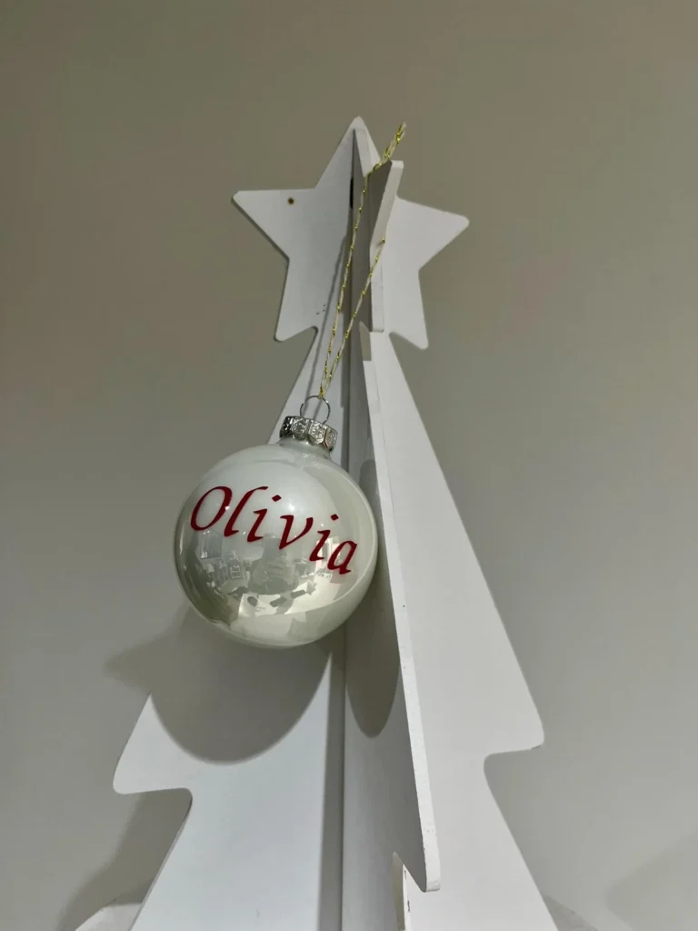 Boule de Noël en verre personnalisée avec prénom — vue alternative