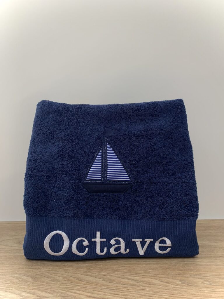 Serviette de toilette personnalisée avec prénom brodé — vue alternative