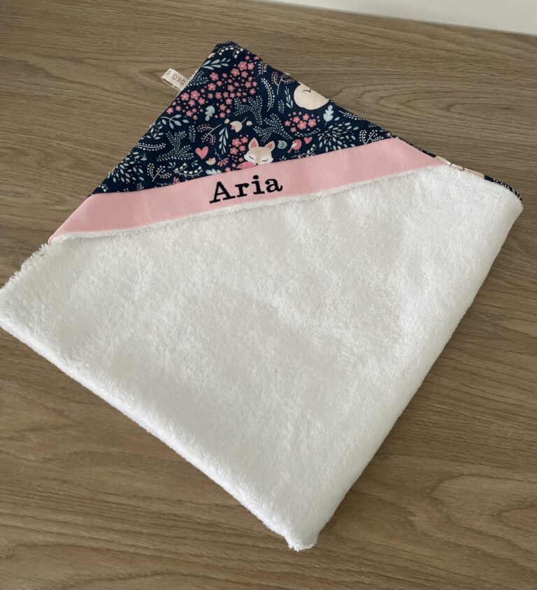 Cape de bain bébé personnalisée avec prénom brodé — vue alternative