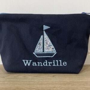 Trousse de toilette bébé naissance avec prénom brodé DKO d'Anne So