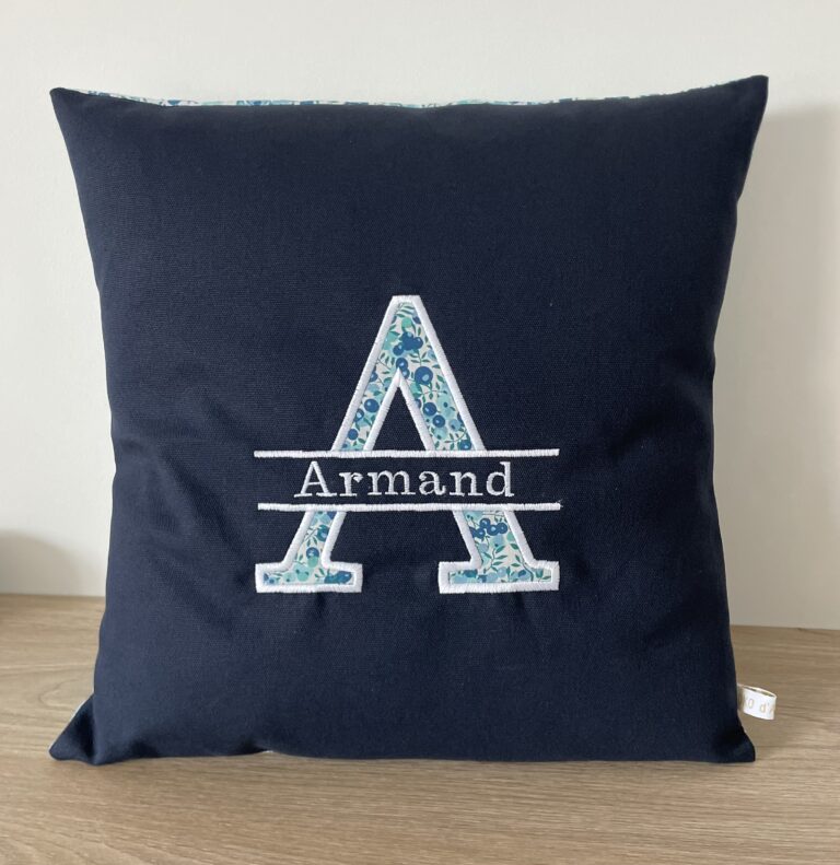 Coussin personnalisé avec prénom brodé — vue alternative