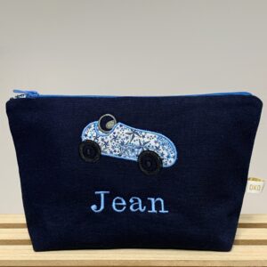Trousse de toilette bébé naissance avec prénom brodé DKO d'Anne So